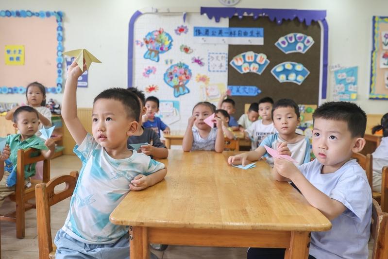 中国今秋起将对所有幼儿园的大班儿童实施免保育教育费政策。图为江西南昌一家幼儿园的小朋友在教室里做游戏。(中新社)