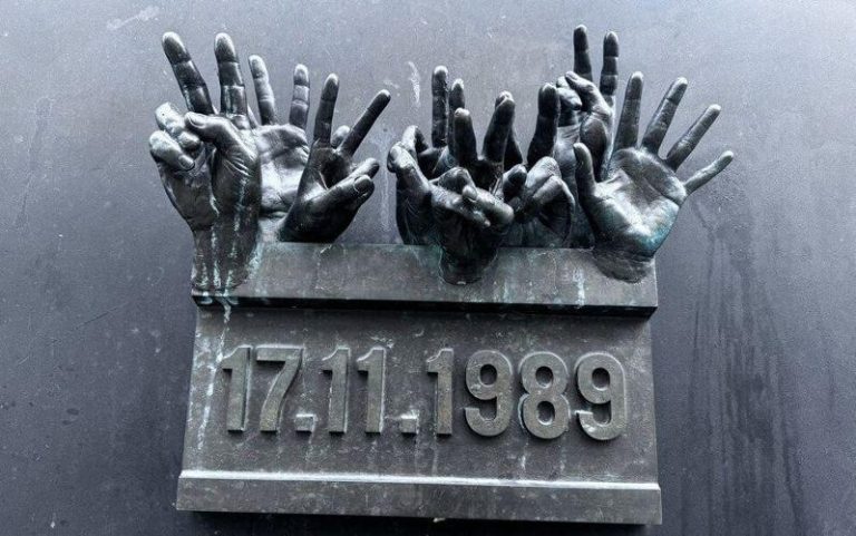 捷克修法将宣传共产与纳粹视为同罪。图为捷克布拉格「丝绒革命纪念碑」是为了纪念1989年非暴力的革命运动，（中央社）