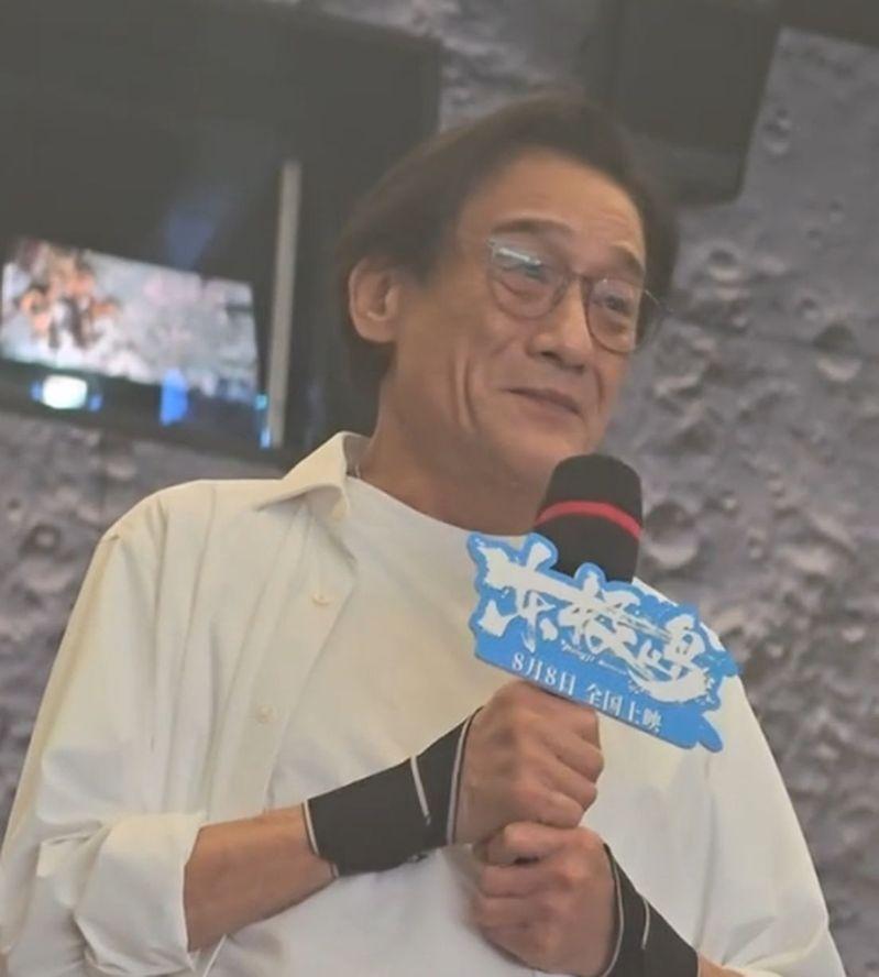朱一龙(右)、吴磊晒到皮肤黝黑。(取材自微博)