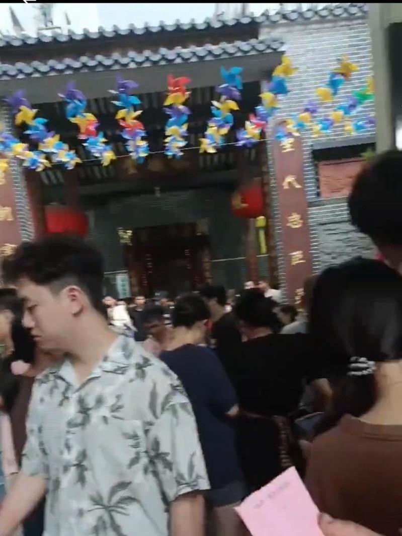 民众排队抽血。(视频截屏)
