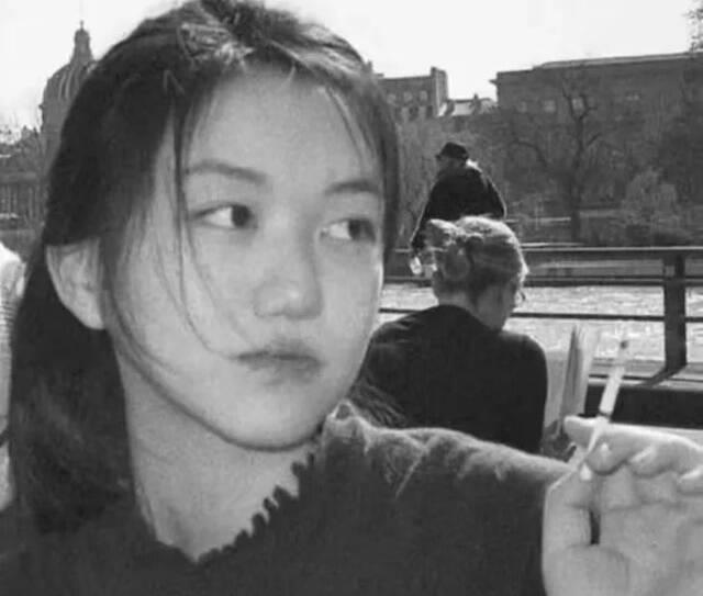 李嫣被夸清冷气质很像妈妈王菲。(取材自微博)