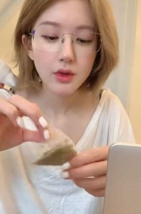 赵露思直播随手泡茶，一个动作让店家订单暴增。(取材自微博)