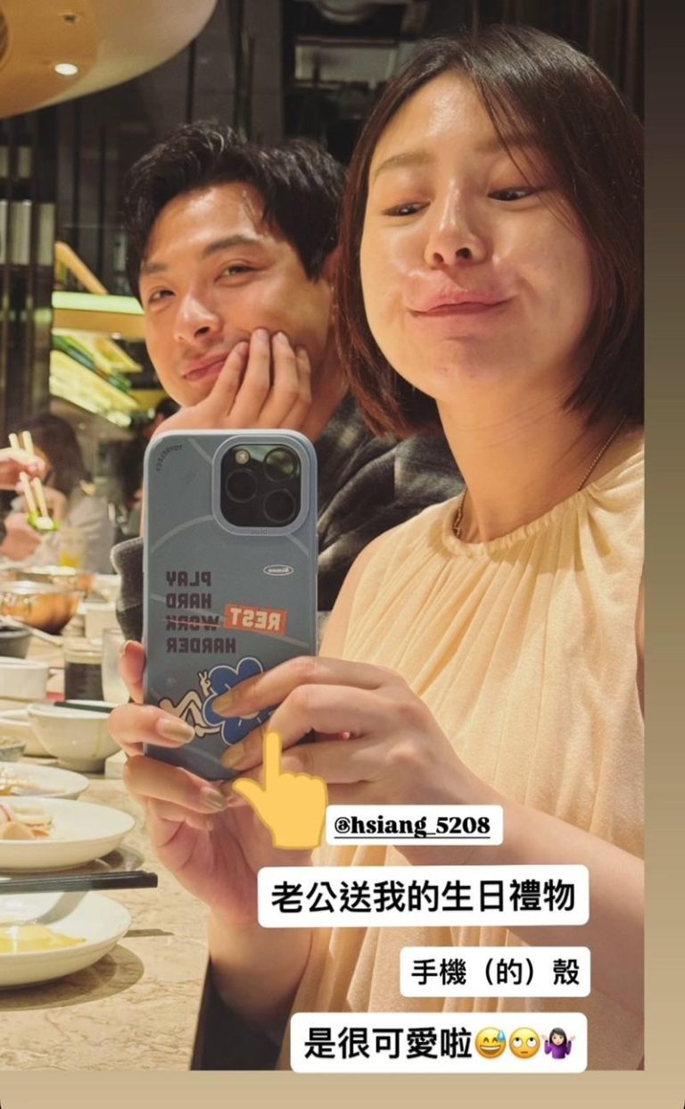 言言（右）和连晨翔放闪。图／摘自IG