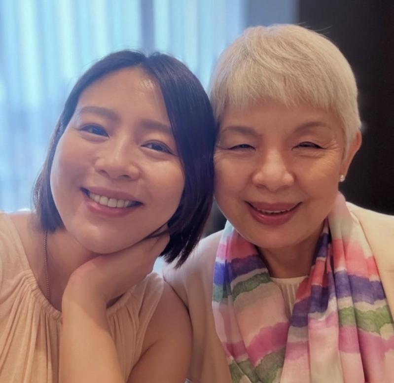 言言（右）和连晨翔放闪。图／摘自IG