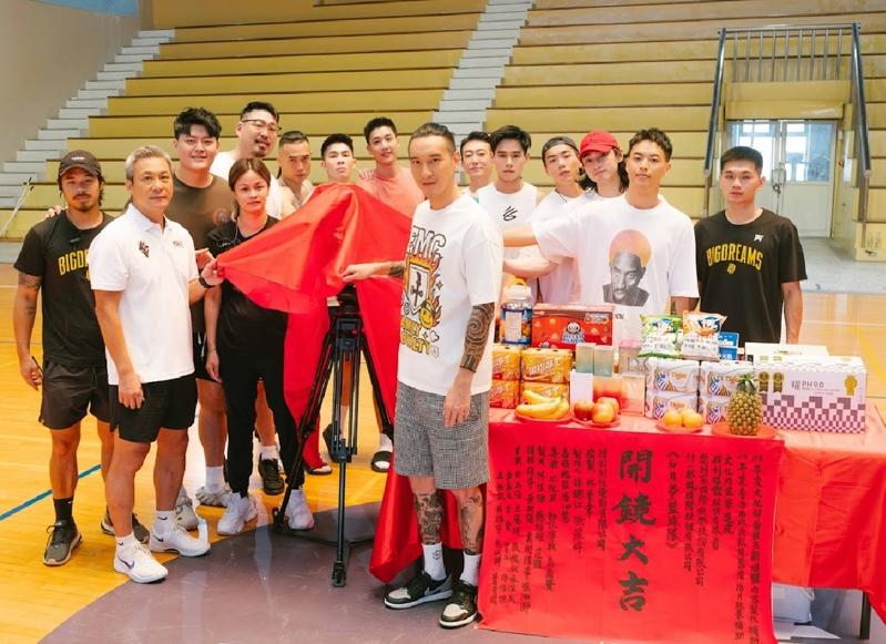 王阳明首次担任节目制作人，率领大家一起开镜。图／犊影制作、有意思国际传媒提供