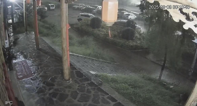 仅过一分多钟，停车场被洪水清空。(视频截屏)