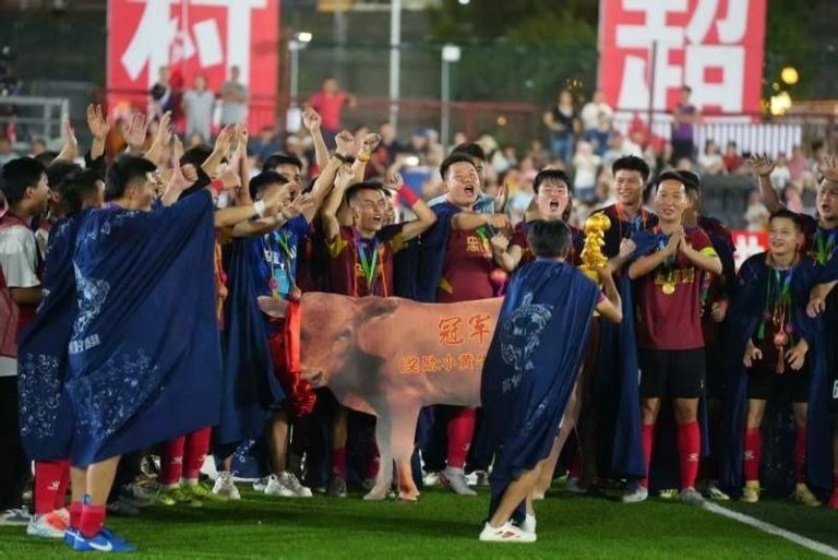 8月9日，忠诚村队球员在比赛结束后庆祝夺冠。（取材自新京报）