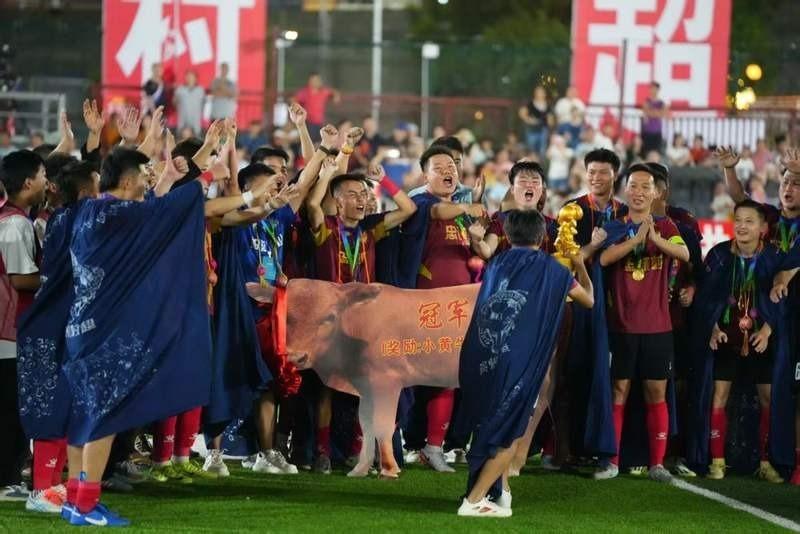 8月9日,忠诚村队球员在比赛结束后庆祝夺冠。(取材自新京报)