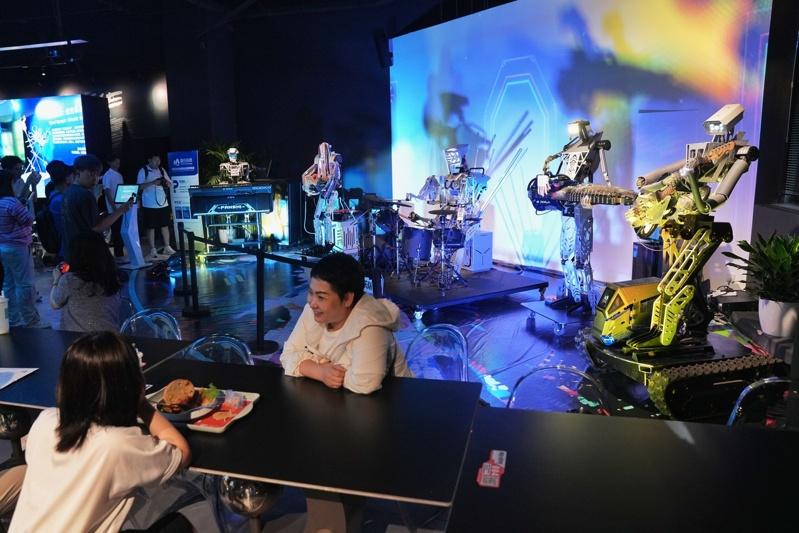 北京首家机器人主题餐厅「机器人焰究所」正式对外营业。图为消费者与酒保机器人交互。（中新社）