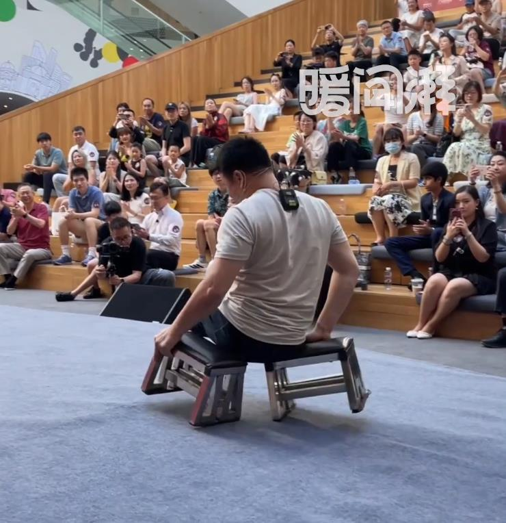 黄华泉在哈佛北京校友会上以全英文演讲。（澎湃新闻视频截屏）