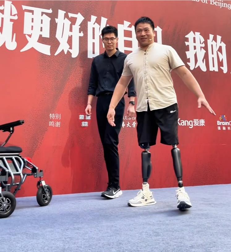 黄华泉在哈佛北京校友会上以全英文演讲。（澎湃新闻视频截屏）