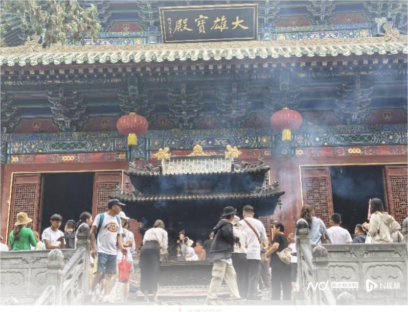 印乐法师担任少林寺住持一周后,正逢暑假游客量大,大雄宝殿前清香免费,烧香拜佛者络绎不绝。有游客称,感觉最近景区的商业化减少。(取材自南方都市报)