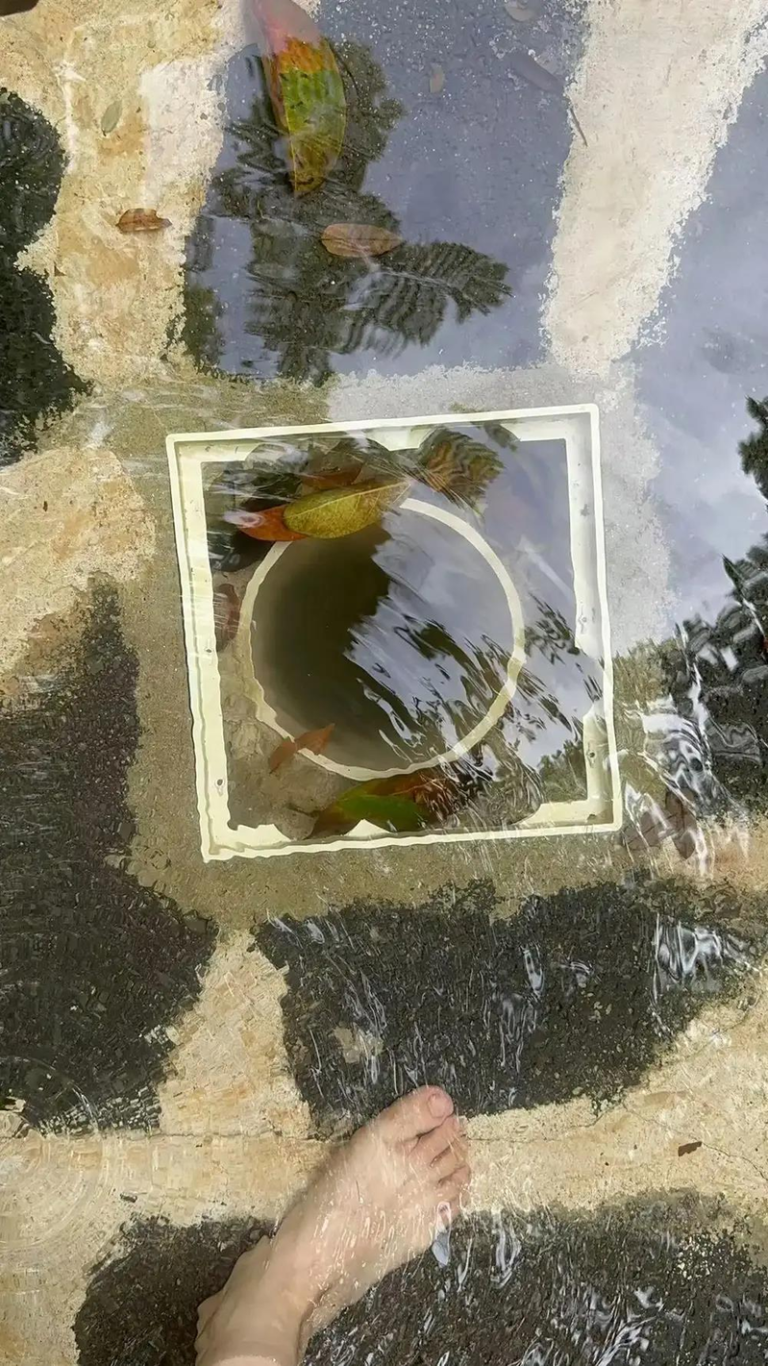 经测量，回水管直径27厘米，深95厘米，成人腿能陷至大腿根部。（取材自澎湃新闻）