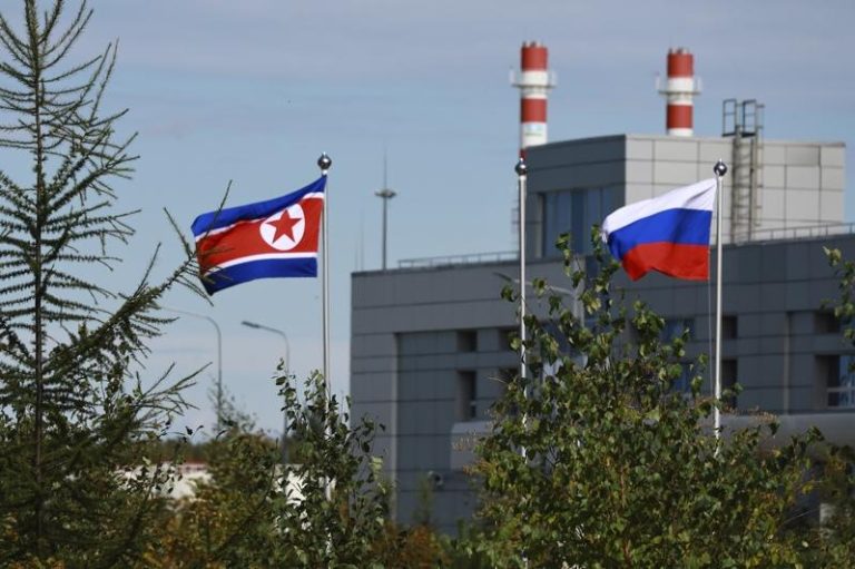 图为俄国齐奥尔科夫斯基市外的东方航太发射场，悬挂着北韩和俄罗斯国旗。(美联社)