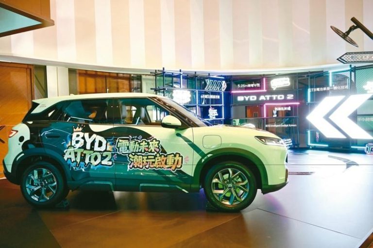 大陆7月新能源汽车产销延续快速增长态势。图为大陆电动车龙头比亚迪8月8日在香港举行新车发布会。（中新社）【作者：张幼芳，日期：2025-08-13，数字典藏序号：20250812202929023】