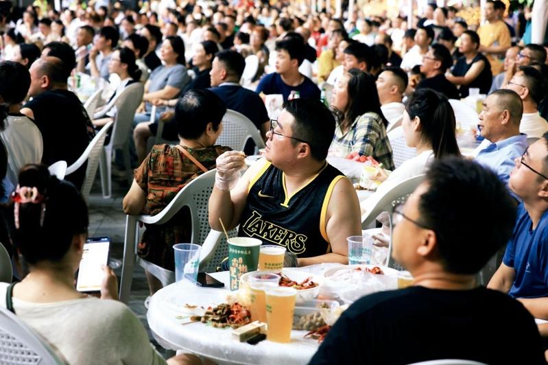 第五届武汉啤酒音乐嘉年华吸引大批年轻人参加。（取材自中国新闻周刊／视觉中国图）