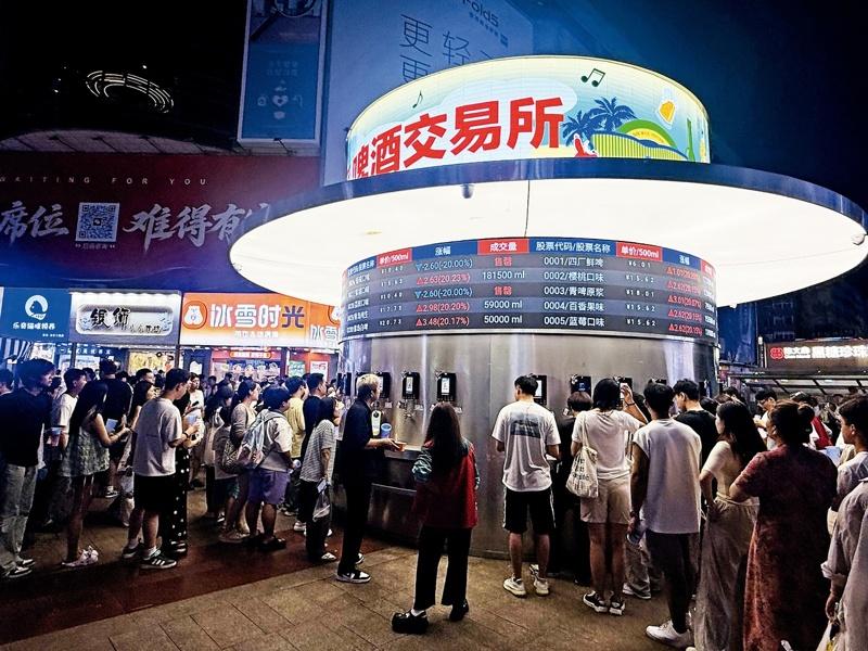 第五届武汉啤酒音乐嘉年华吸引大批年轻人参加。（取材自中国新闻周刊／视觉中国图）