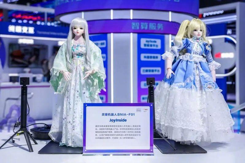 「灵童．念NIA-F01」机器人在2025北京世界机器人大会上，以机器人女团表演成为焦点。(取材自IT之家)