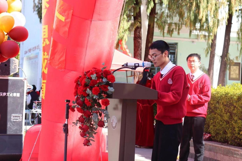 凌崇拄着拐杖在学习。（取材自红星新闻）