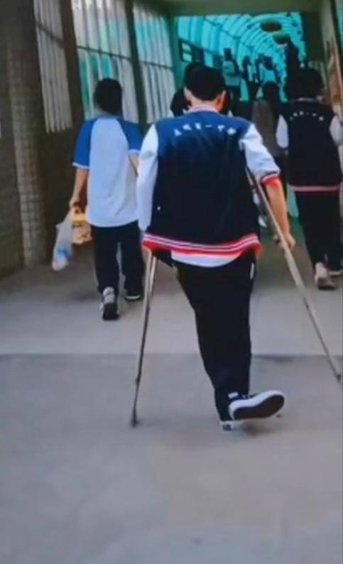 凌崇拄着拐杖在学习。（取材自红星新闻）