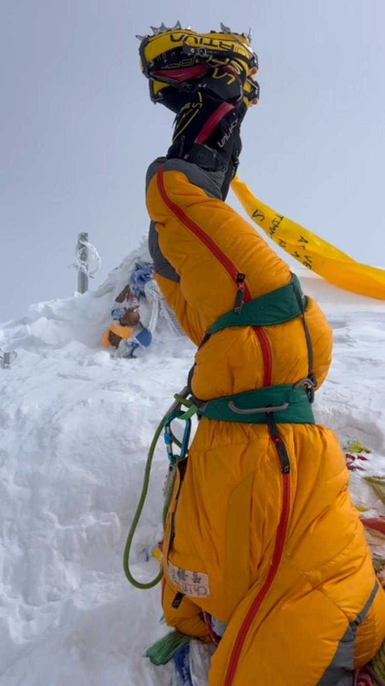 湖南女登山者管静（右）。（取材自上游新闻）