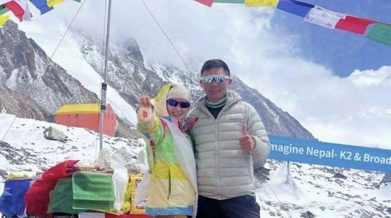 湖南女登山者管静（右）。（取材自上游新闻）