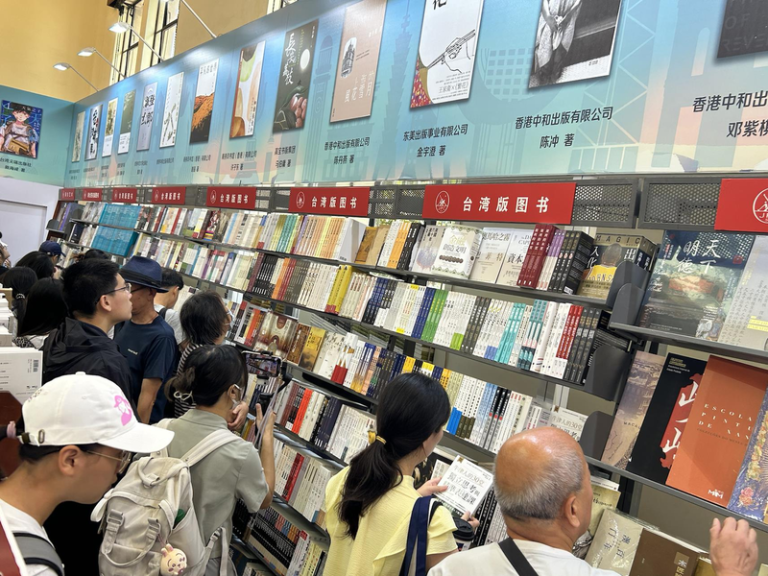 民众在上海香港三联书店的展区翻阅台版书籍。（记者陈湘瑾／摄影）