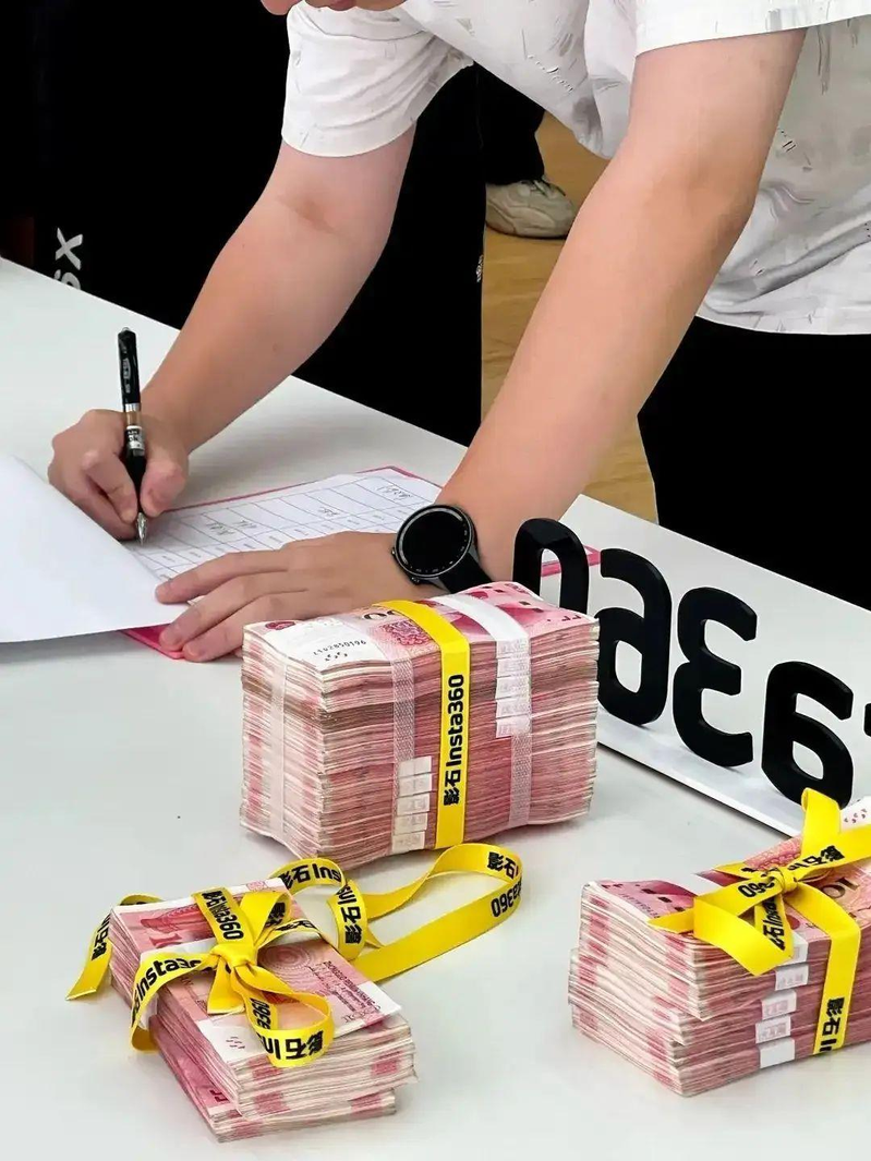 该公司发放减重奖金现场。(取材自中工社)