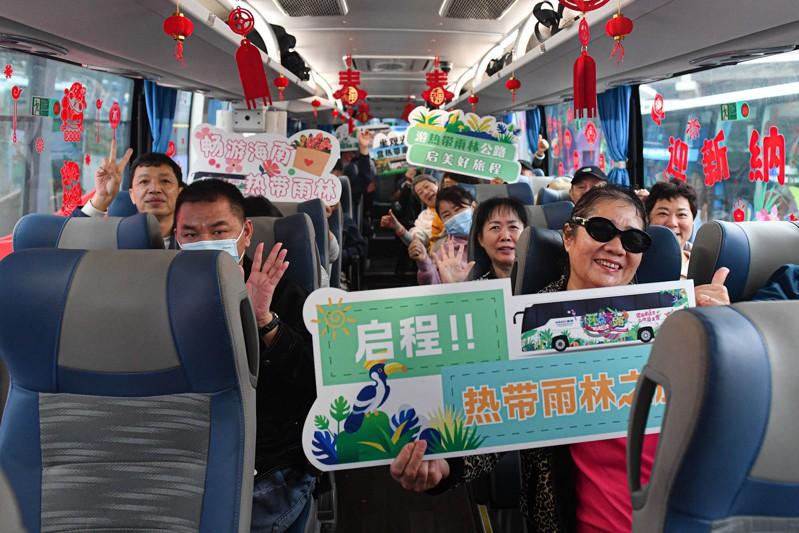 三江源国家公园是国家一级保护动物藏羚羊重要的栖息地。图为一群藏羚羊正在通过青藏公路。（新华社）
