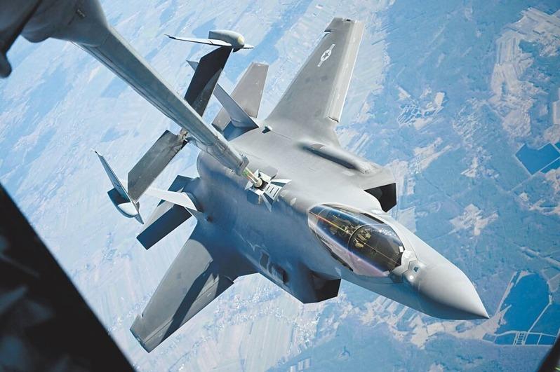 美国总统川普2018年10月19日赴亚利桑那州路克空军基地视察时，与F-35战机驾驶舱内的飞官交谈。(美联社)