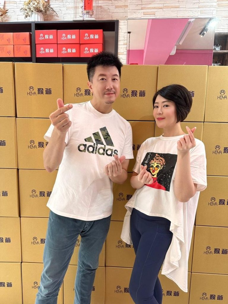 文汶（右）跟吴皓升亲自装箱防疫包与保养品物资，感谢医护辛劳付出。图／民视提供