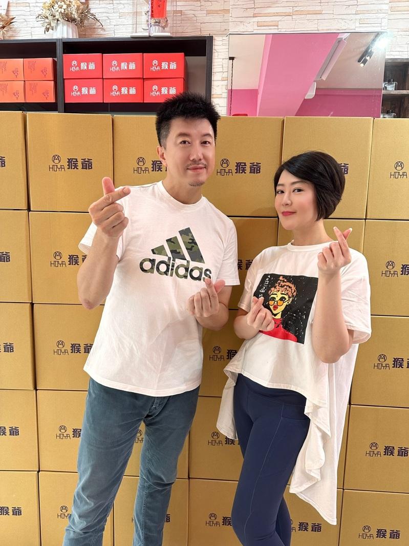 文汶（右）跟吴皓升亲自装箱防疫包与保养品物资，感谢医护辛劳付出。图／民视提供