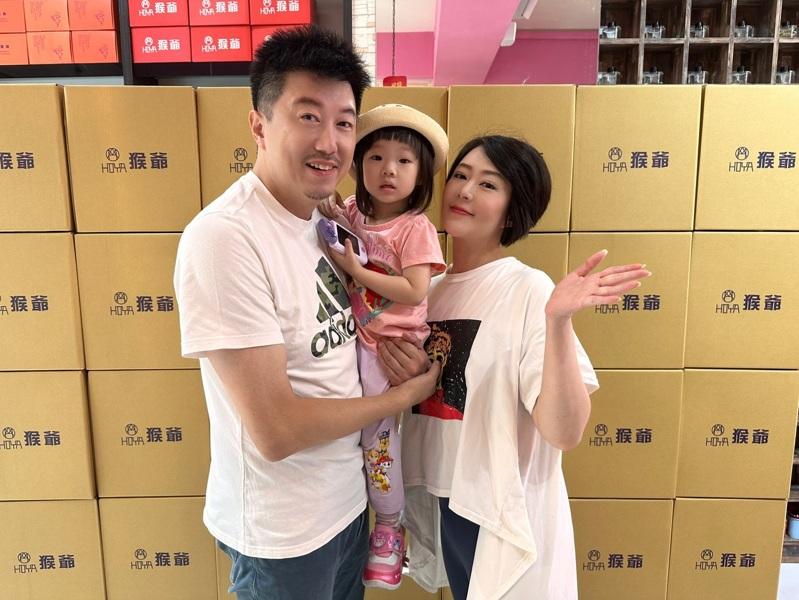 文汶（右）跟吴皓升亲自装箱防疫包与保养品物资，感谢医护辛劳付出。图／民视提供
