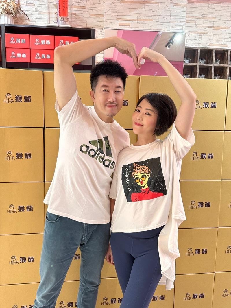 文汶（右）跟吴皓升亲自装箱防疫包与保养品物资，感谢医护辛劳付出。图／民视提供