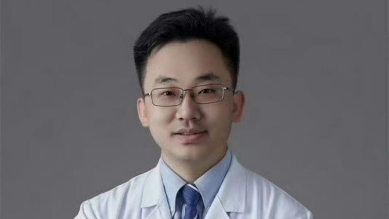 北京中日友好医院外科医师肖飞和实习医师董袭莹(图)传婚外情案，5家机构19名相关人员被问责。(取材自微博)