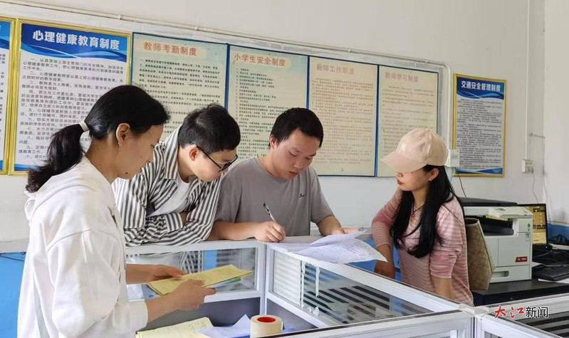 图为永新县某小学开展的教学常规检查工作。示意图,图文无关。(取材自大江新闻)
