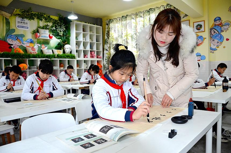 图为永新县某小学开展的教学常规检查工作。示意图，图文无关。（取材自大江新闻）