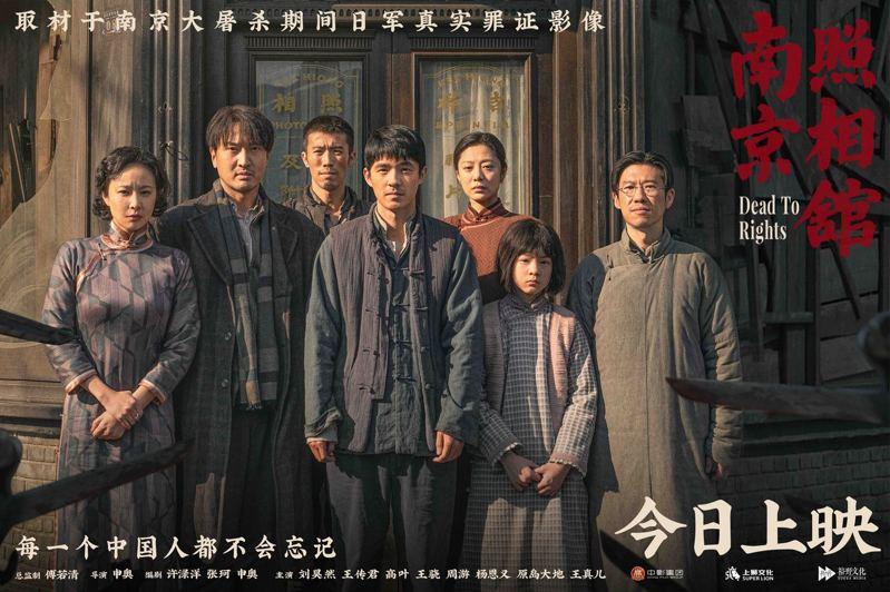 罗瑾与吴旋守护的16张照片复印版。(取材自新京报／受访者供图）