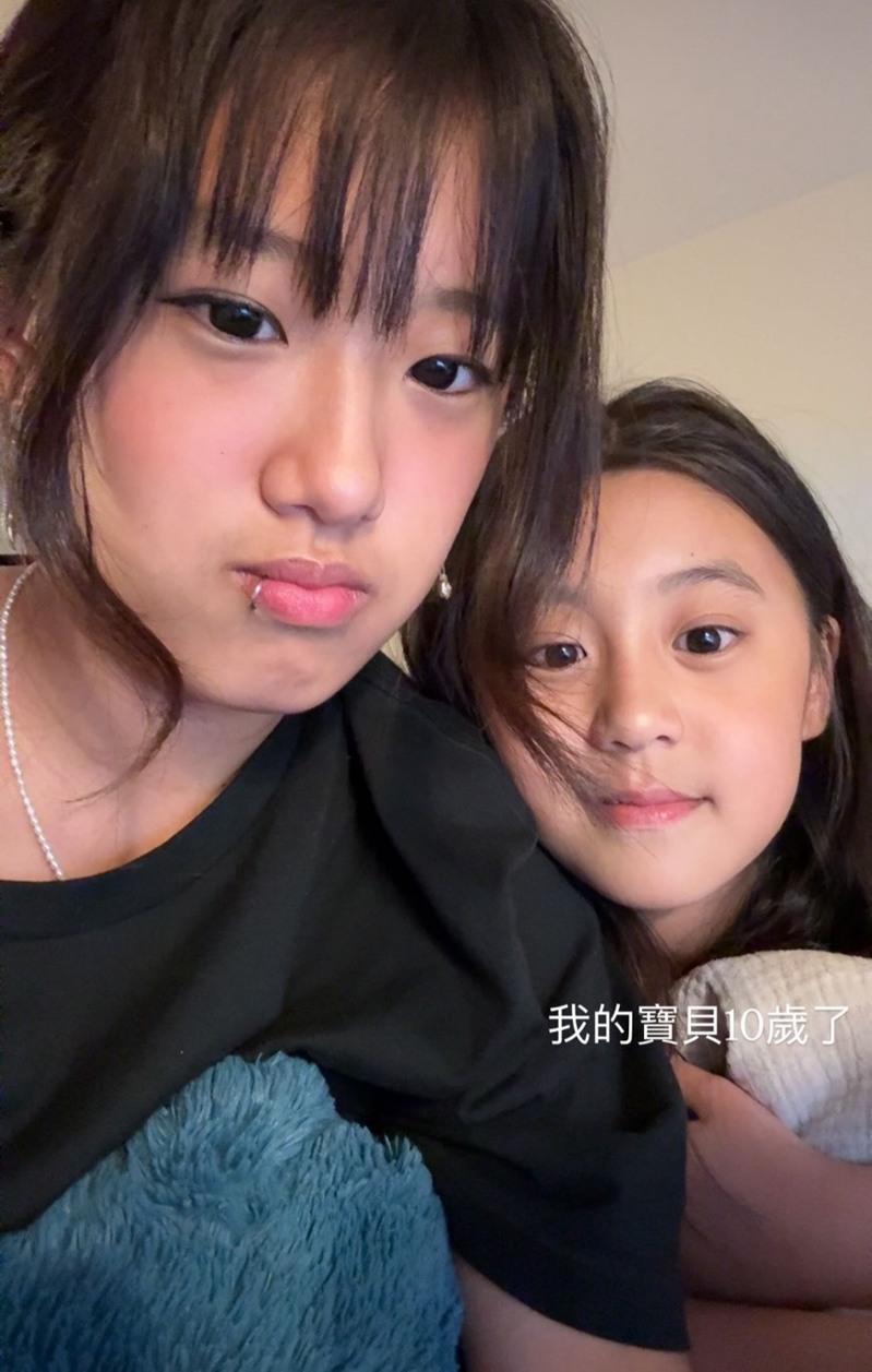咘咘（左）要妹妹波妞别再跟妈妈睡。（取材自IG）