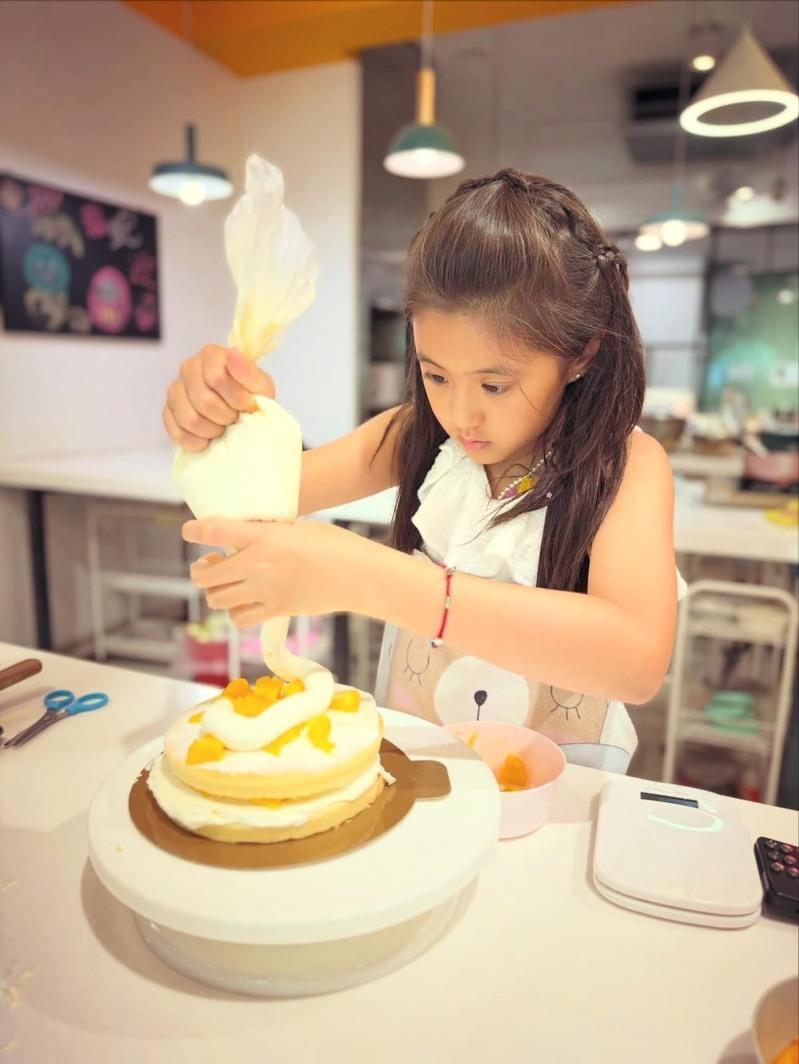 咘咘（左）要妹妹波妞别再跟妈妈睡。（取材自IG）