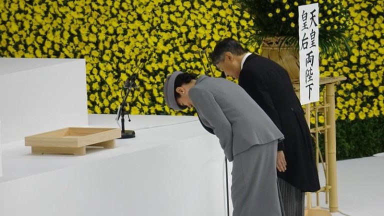 时值二战终战80周年，日皇德仁（右）、皇后雅子（左）15日出席在日本武道馆举办的「全国战殁者追悼式」，向二战日本全国战殁者灵位鞠躬致意。(中央社)