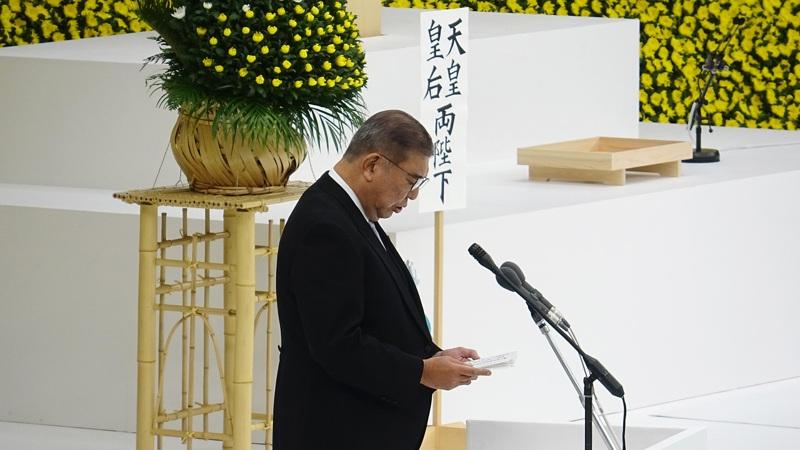 时值二战终战80周年，日皇德仁（右）、皇后雅子（左）15日出席在日本武道馆举办的「全国战殁者追悼式」，向二战日本全国战殁者灵位鞠躬致意。(中央社)