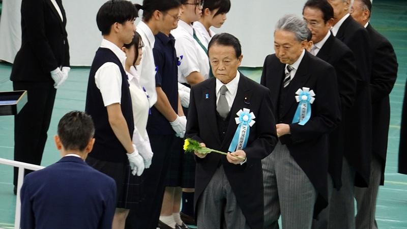 时值二战终战80周年，日皇德仁（右）、皇后雅子（左）15日出席在日本武道馆举办的「全国战殁者追悼式」，向二战日本全国战殁者灵位鞠躬致意。(中央社)