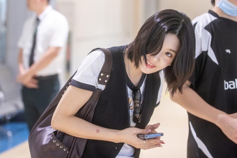 韩星权恩妃受邀担任富邦悍将在大巨蛋举行的「悍将中学主题日」赛后演唱会特别嘉宾，搭乘长荣航空BR169航班抵台。记者季相儒／摄影