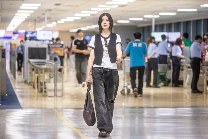 韩星权恩妃受邀担任富邦悍将在大巨蛋举行的「悍将中学主题日」赛后演唱会特别嘉宾，搭乘长荣航空BR169航班抵台。记者季相儒／摄影