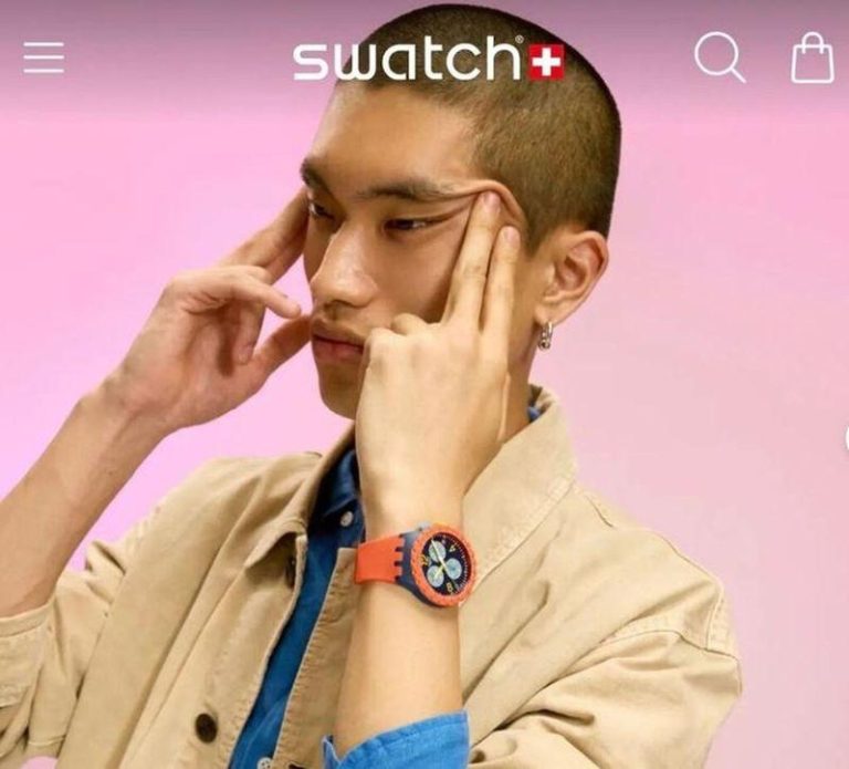 瑞士知名手表品牌Swatch因一张「瞇瞇眼」宣传照引发舆论风波。(取材自观察者网)