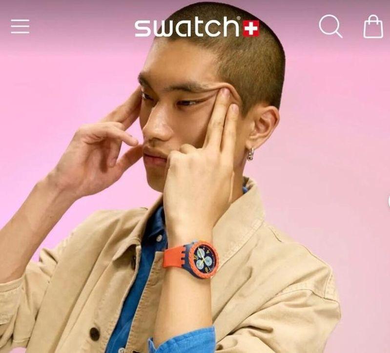 瑞士知名手表品牌Swatch因一张「瞇瞇眼」宣传照引发舆论风波。(取材自观察者网)