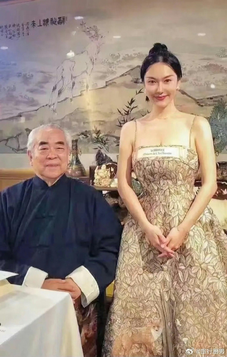 范曾的生活照在网络上疯传，其中一张显示女方穿金色小礼服，小露性感，引起话题。（取材自微博@旅行厨男）