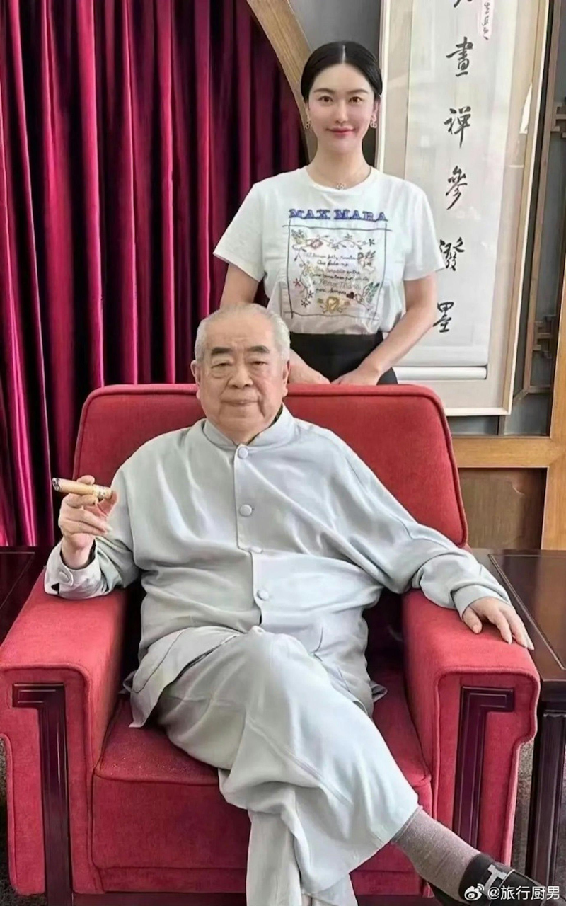 范曾的生活照在网络上疯传，其中一张显示女方穿金色小礼服，小露性感，引起话题。（取材自微博@旅行厨男）