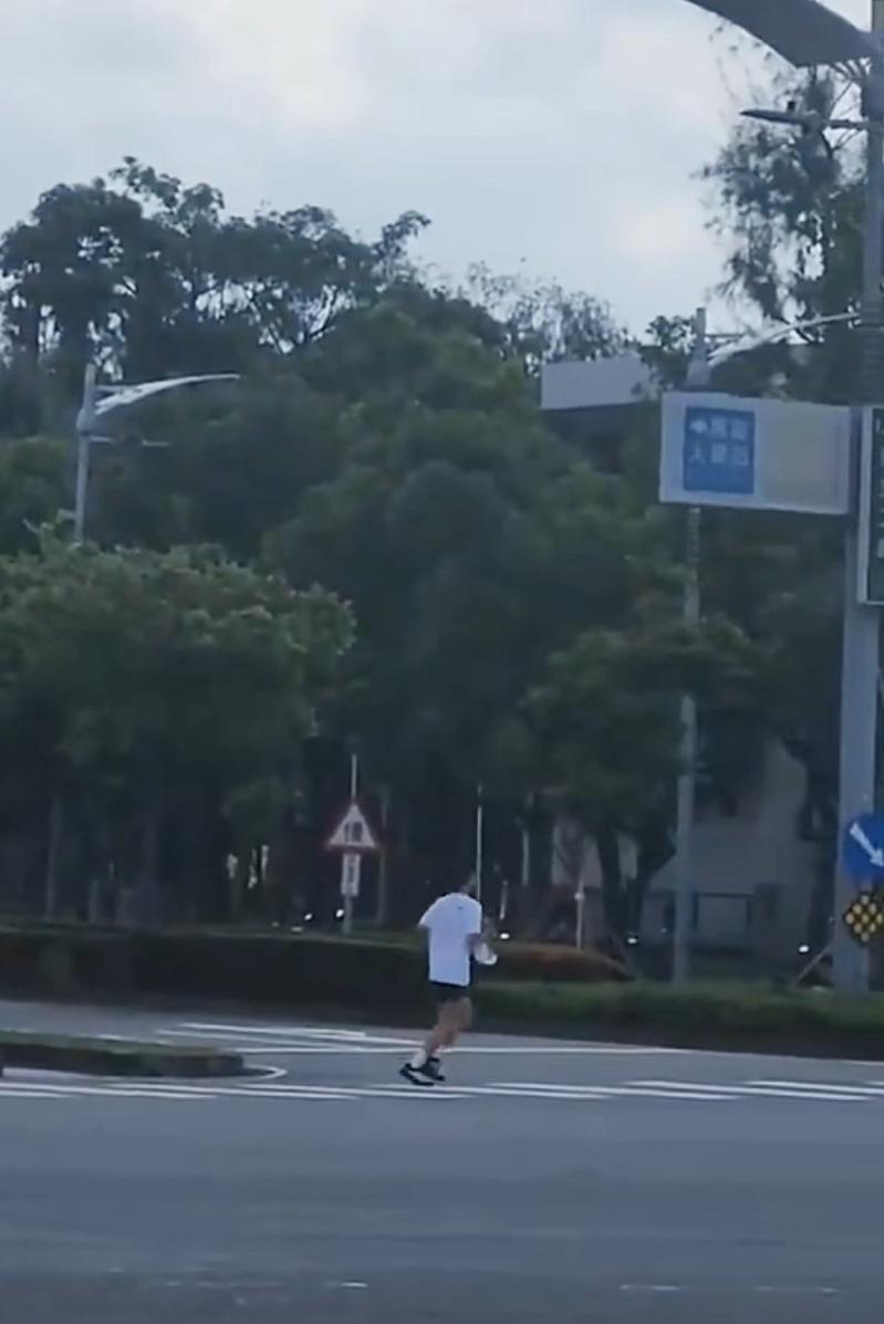 韩国人气男星朴宝剑今日在高雄举办粉丝见面会，平时有晨跑习惯的他，今早更被粉丝目击独自在高雄街头跑步。(记者宋原彰／翻摄)